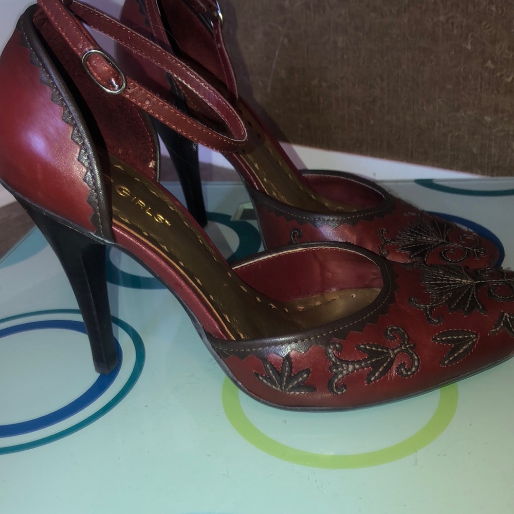 Adorable BCBG heels